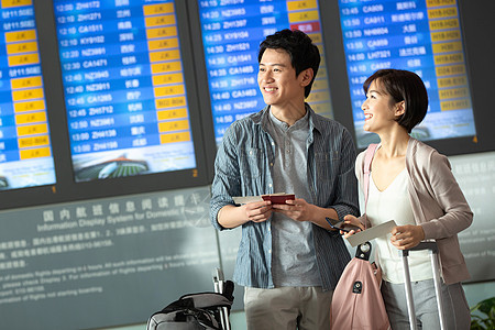 青年情侣在机场候机厅图片
