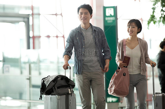 青年情侣在机场候机厅图片