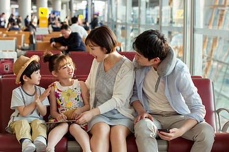 快乐家庭坐在机场候机厅图片
