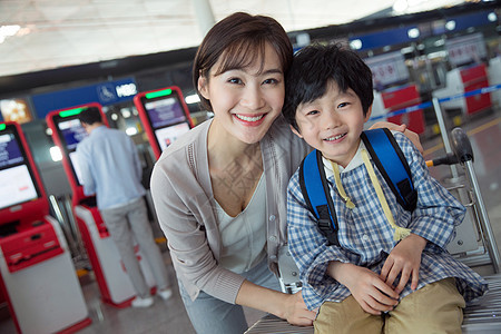 年轻妈妈带着孩子旅行图片