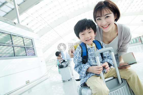 年轻妈妈带着孩子旅行图片