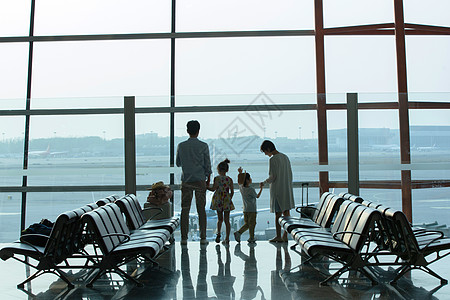 幸福家庭在机场候机厅往外看图片