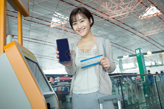 商务女士在机场使用自动售票机图片