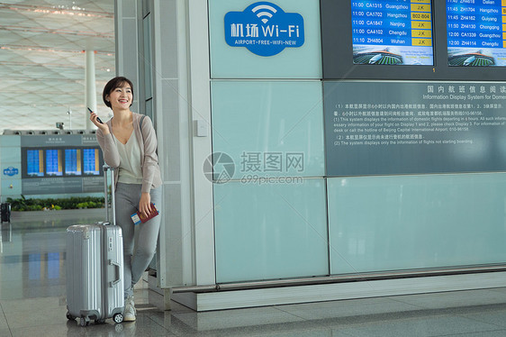 商务女士在机场候机厅图片