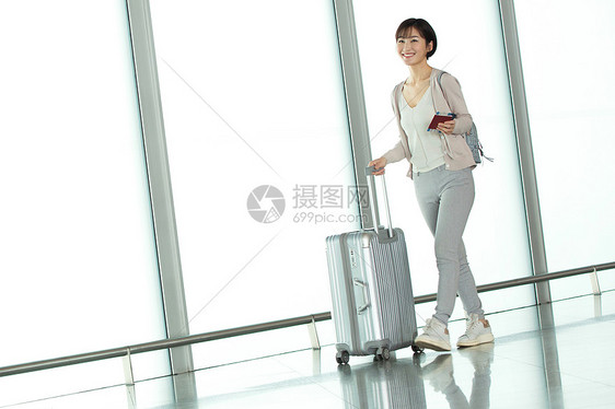 商务女士在机场候机厅图片