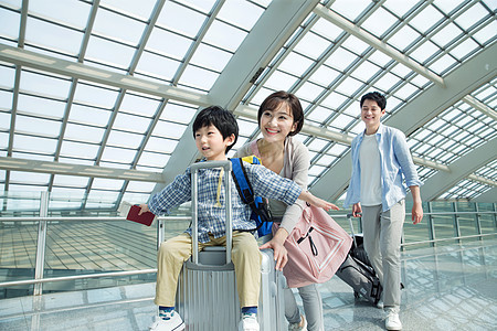 在机场的一家三口快乐旅行图片