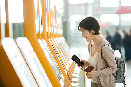 交通城市商务女士在机场使用自动售票机背景
