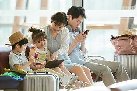 快乐家庭坐在机场候机厅里图片