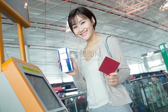 商务女士在机场使用自动售票机图片