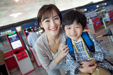 年轻妈妈带着孩子旅行图片