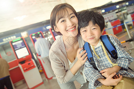 年轻妈妈带着孩子旅行图片