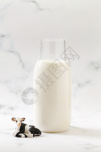 牛奶瓶与奶牛牛奶和奶牛背景