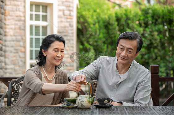 老年夫妇坐在院子里喝茶图片