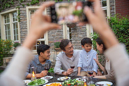 快乐大家庭在庭院里用餐图片