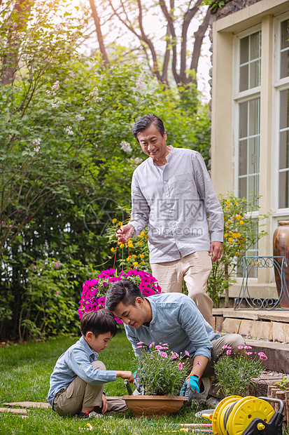 祖孙三代在院子里种花图片