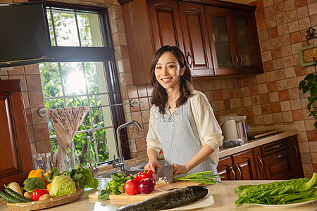 青年女人在厨房里做饭图片