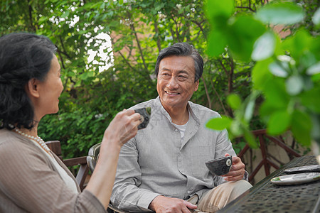 老年夫妇坐在院子里喝茶图片