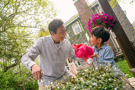 爷爷和孙子在院子里浇花图片