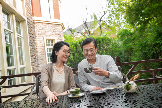 老年夫妇坐在院子里喝茶图片