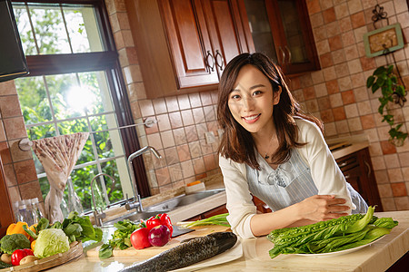 青年女人在厨房里做饭图片