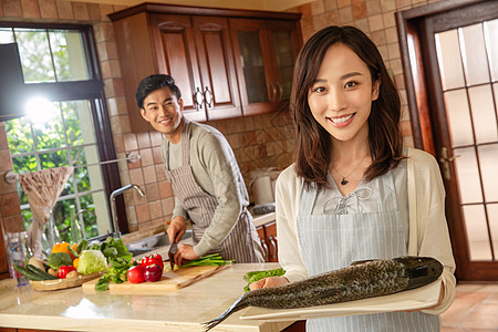 青年夫妇在厨房里做饭图片