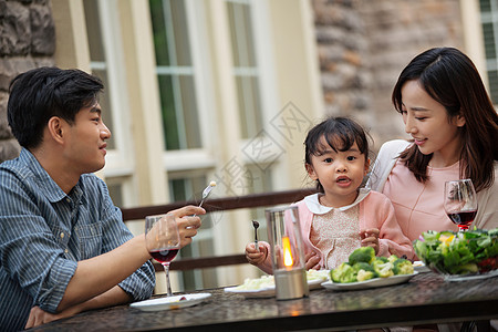 快乐家庭在庭院里用餐图片