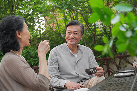 老年夫妇坐在院子里喝茶图片