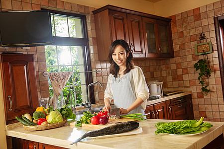 青年女人在厨房里做饭图片