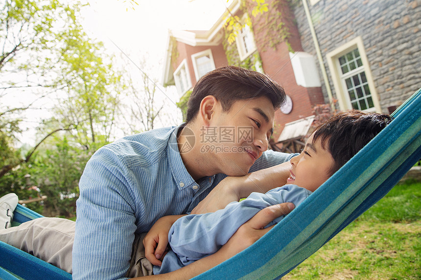 快乐父子在院子里玩耍图片