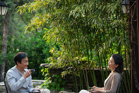 老年夫妇坐在院子里喝茶图片