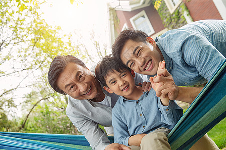 祖孙三代在院子里玩耍图片素材