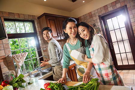 别墅快乐家庭在厨房里做饭背景