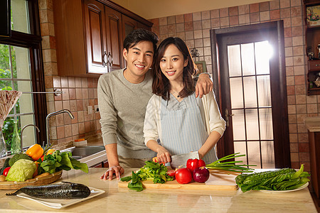 青年夫妇在厨房里做饭图片