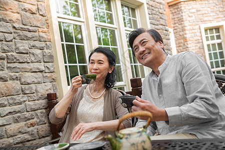 老年夫妇坐在院子里喝茶图片