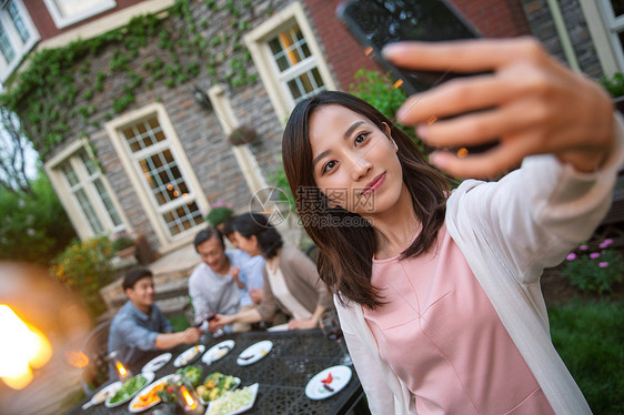 快乐大家庭在庭院里用餐图片