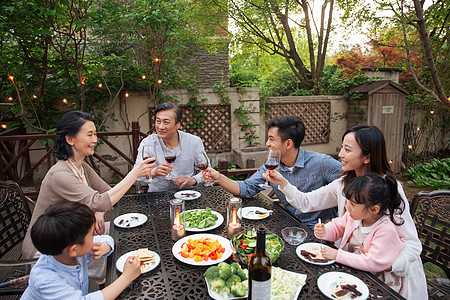 温馨吃晚餐图片