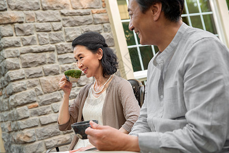 老年夫妇坐在院子里喝茶图片