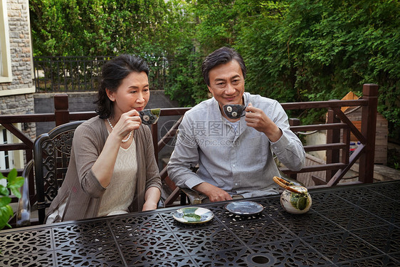 老年夫妇坐在院子里喝茶图片