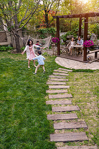 快乐家庭在庭院里玩耍图片