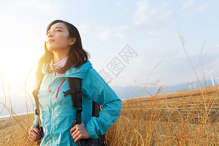 年轻女人背包旅行图片