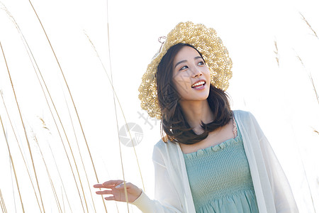 年轻女人在户外图片