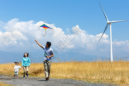 儿童飞快乐家庭在户外郊游背景