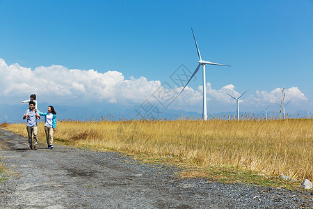 风车草地快乐家庭在户外郊游背景