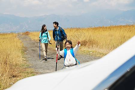 快乐家庭徒步旅行高清图片