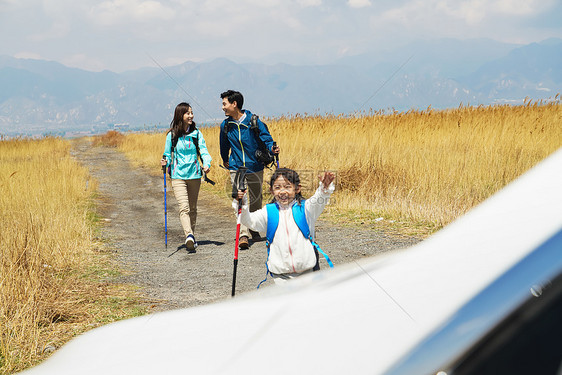 快乐家庭徒步旅行图片