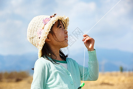 小女孩放风筝图片