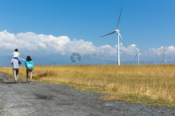 快乐家庭在户外郊游图片