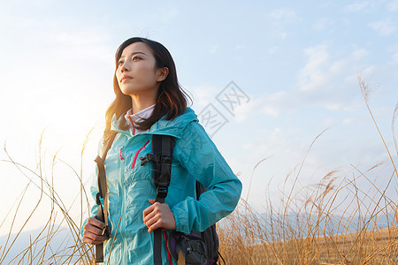 年轻女人背包旅行图片