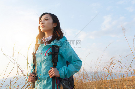 年轻女人背包旅行图片
