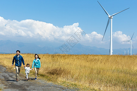 儿童风车快乐家庭在户外郊游背景